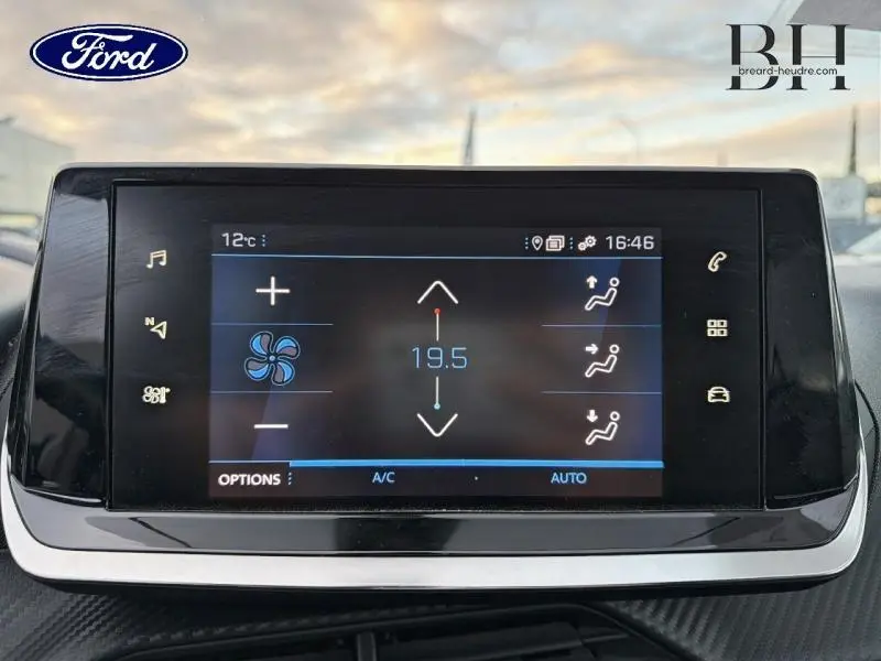 Écran tactile central du tableau de bord du Peugeot 2008 gris Artense, affichant la climatisation à 19,5°C.