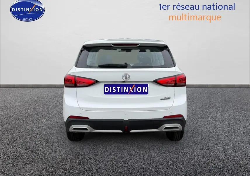 Vue arrière d’un MG ZS Hybrid blanc 2026 avec feux arrière LED et double sortie d’échappement intégrée.