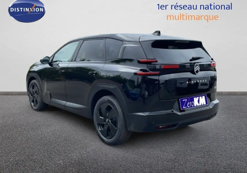 Vue 3/4 arrière droite d'un Citroën C5 Aircross noir Perla Nera métallisé avec jantes noires et feux arrière LED fins.