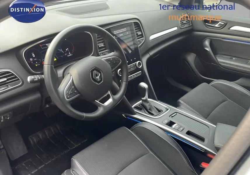 Intérieur avant de la Renault Mégane Break 2024, volant multifonction et console centrale avec boîte automatique.