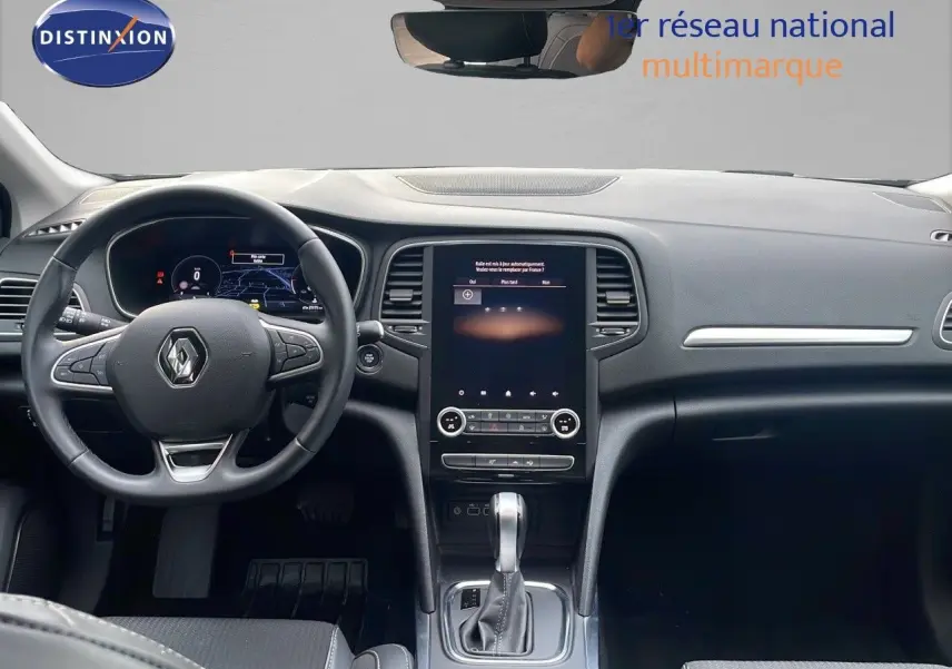 Intérieur de la Renault Mégane Break 2024, vue frontale du tableau de bord avec écran tactile et volant multifonction.