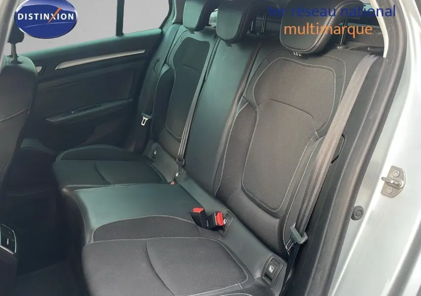 Vue côté droit sur les sièges arrière noirs avec surpiqûres blanches d'une Renault Mégane Break gris Highland Metal 2024.