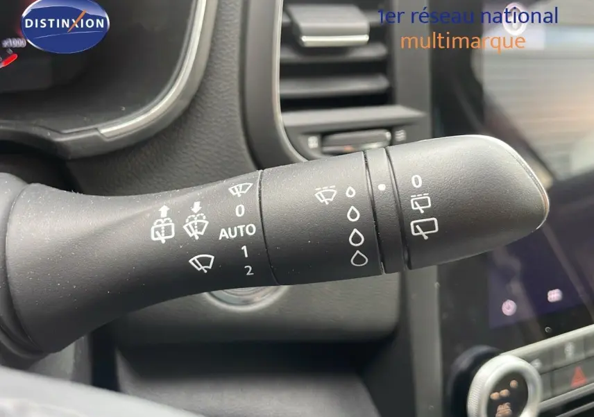 Gros plan sur la commande d'essuie-glace du Renault Mégane Break gris Highland Metal, intérieur moderne et épuré.