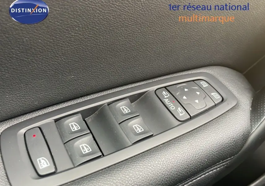 Panneau de commandes des vitres électriques côté conducteur en cuir noir dans une Renault Megane Break gris Highland Metal 2024.