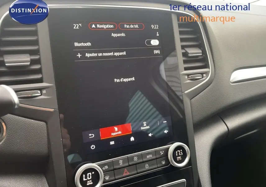 Vue rapprochée de la console centrale tactile et des commandes de climatisation du Renault Mégane Break gris Highland Metal 2024.