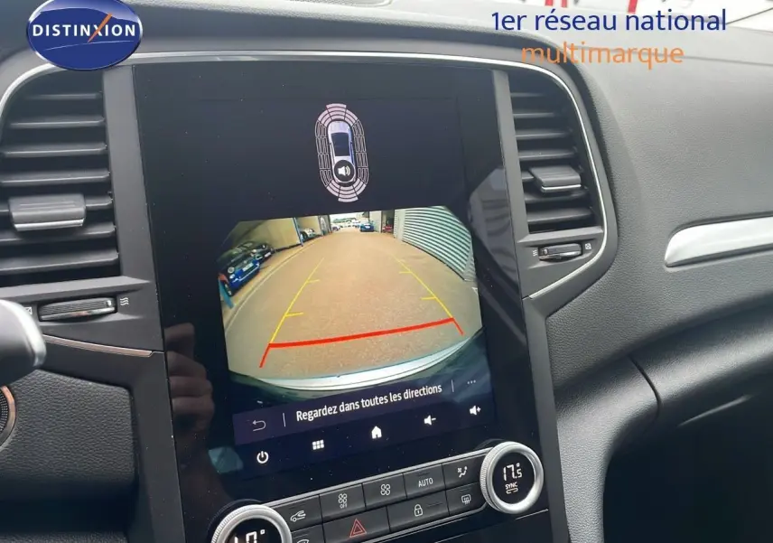 Écran central de la Renault Mégane Break gris Highland Metal 2024 montrant la caméra de recul avec guidage.