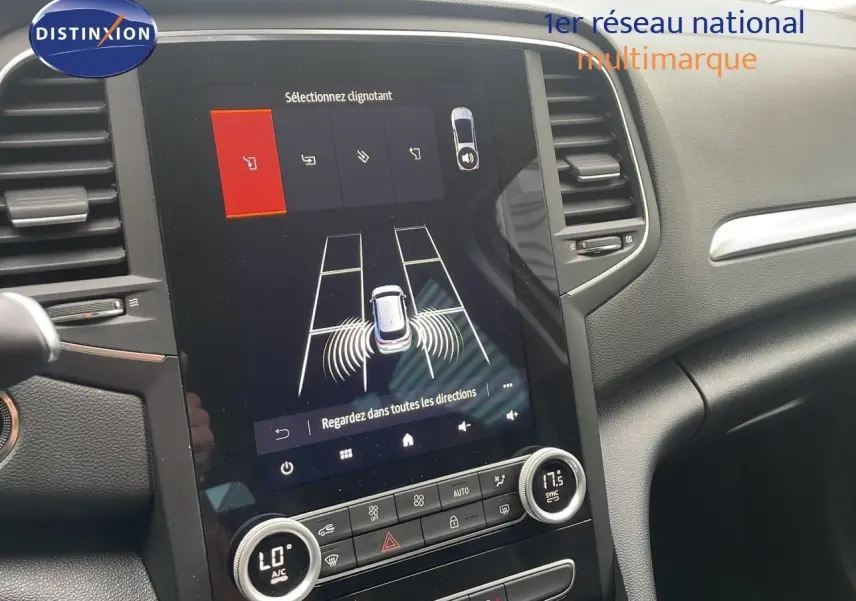 Vue intérieure du tableau de bord de la Renault Mégane Break 2024 avec écran tactile affichant l'aide au stationnement.