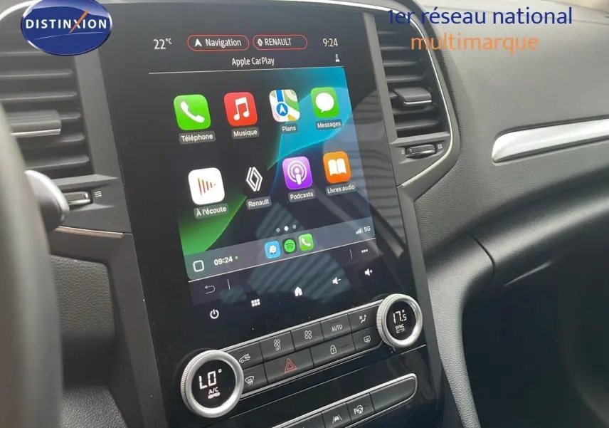 Intérieur de Renault Mégane Break 2024 montrant l'écran tactile central avec Apple CarPlay et commandes de climatisation.