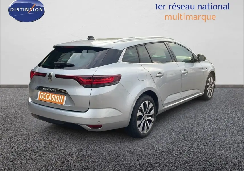 Renault Mégane Break gris Highland Metal vue 3/4 arrière droit avec feux LED et jantes bi-ton.