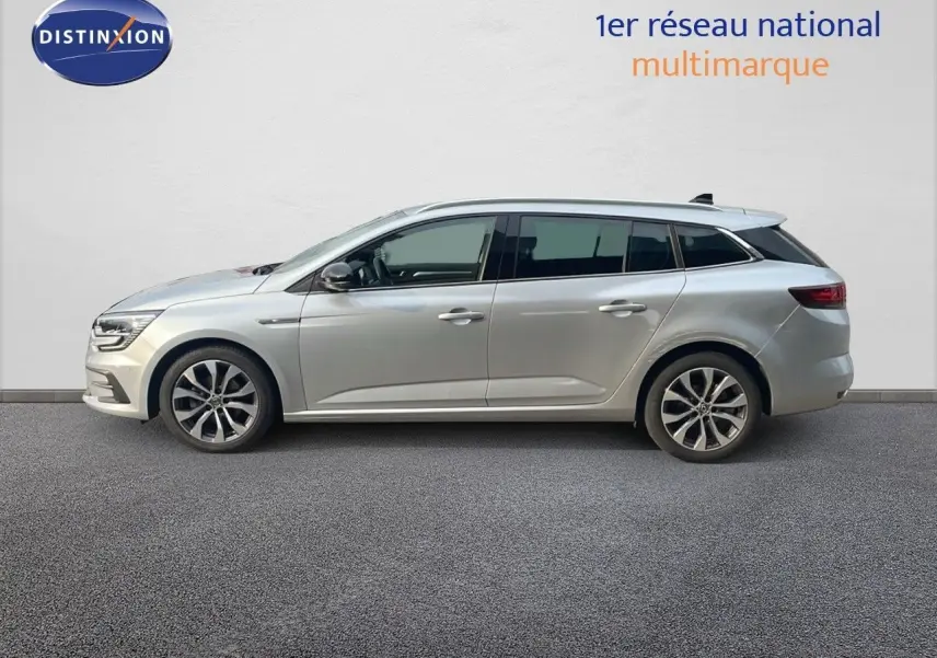 Renault Mégane Break gris Highland Metal vue de profil côté gauche, soulignant ses lignes élégantes et ses jantes bi-ton.