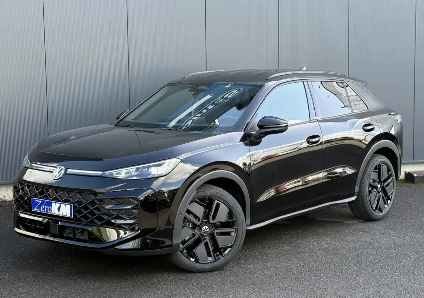 Volkswagen T-Roc 2026 noir Ébène en 3/4 avant droit avec jantes noires et projecteurs IQ.Light Matrix LED.