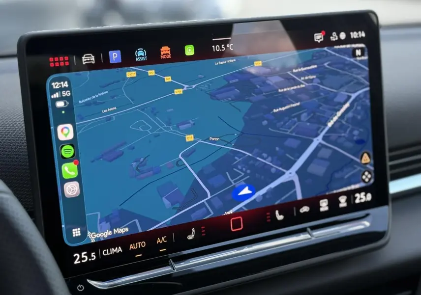 Écran tactile central du Volkswagen T-Roc 2026 affichant la navigation GPS avec interface moderne et commandes climatisation.