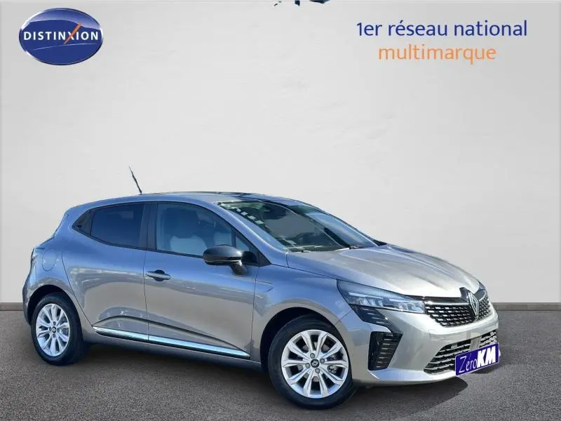 Renault Clio gris Rafale vue 3/4 avant droit, avec phares LED et jantes alliage argentées.