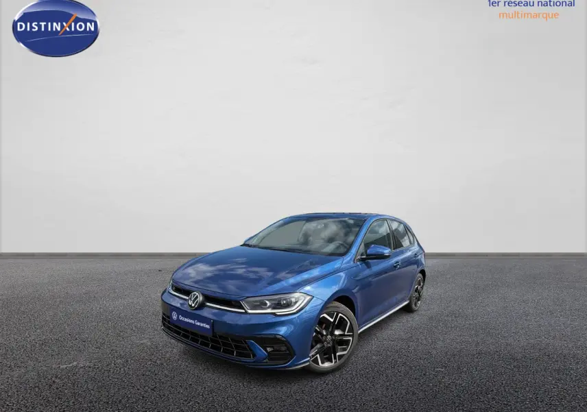 Volkswagen Polo 2025 bleu métallisé vue 3/4 avant droit avec jantes alliage et toit noir