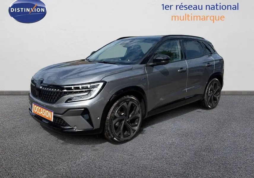 Renault Austral 2024 gris schiste métal avec toit noir, vue 3/4 avant mettant en valeur ses jantes noires distinctives.