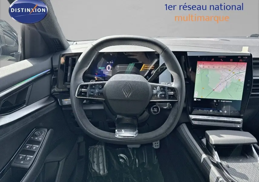 Vue intérieure frontale du tableau de bord et volant du Renault Austral gris schiste avec écran tactile et affichage numérique.