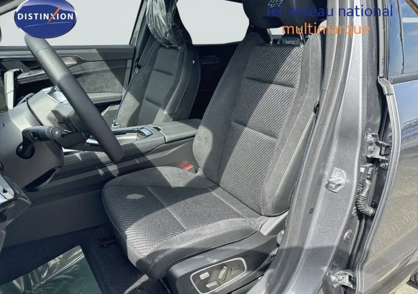 Siège conducteur en tissu gris avec logo Alpine brodé, vue intérieure côté gauche du Renault Austral 2024 gris schiste.