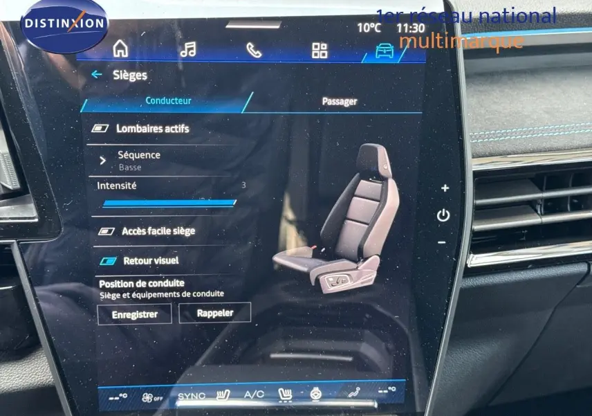 Écran tactile intérieur du Renault Austral 2024 montrant les réglages du siège conducteur en détail.