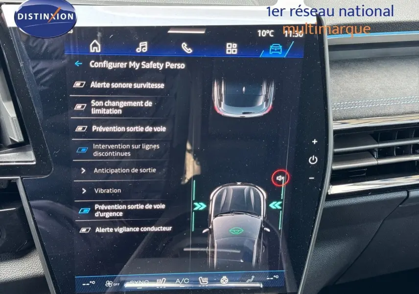 Écran tactile central du Renault Austral 2024 montrant les options d'aide à la conduite avec tableau de bord noir.