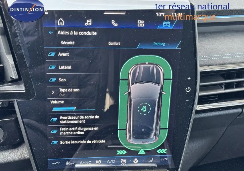 Vue rapprochée de l'écran tactile intérieur du Renault Austral 2024 gris schiste, affichant les aides à la conduite en mode parking.