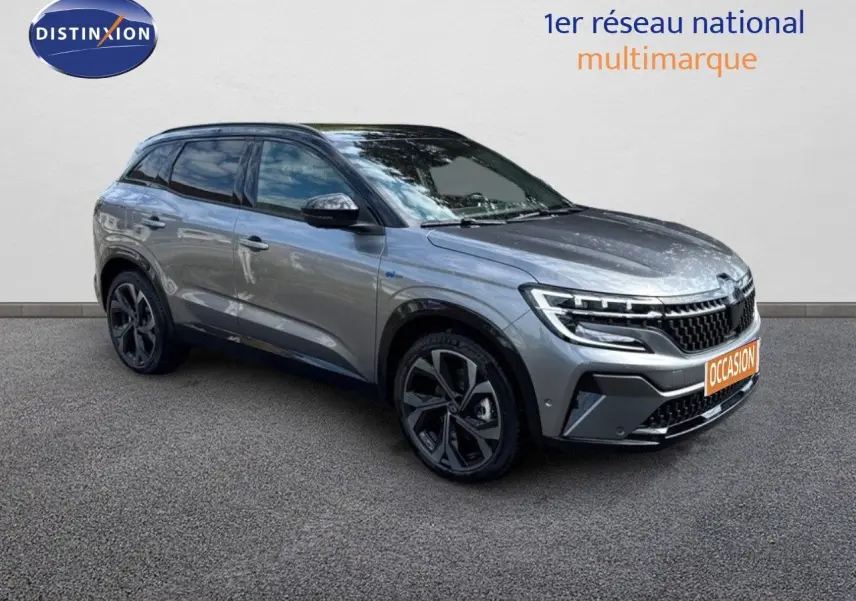 Renault Austral 2024 gris schiste métal avec toit noir, vue 3/4 avant droit, SUV hybride essence élégant.