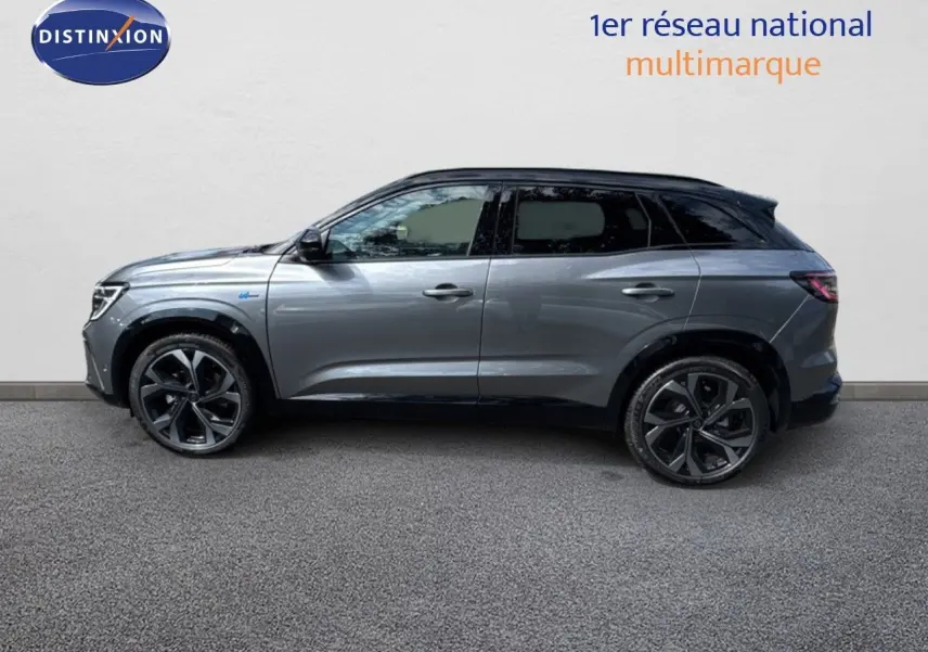 Profil côté gauche du Renault Austral 2024 gris schiste métallisé avec toit noir, roues alliage 20 pouces biton.