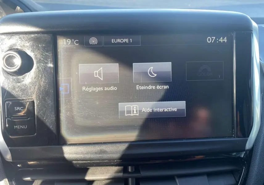 Écran tactile 7 pouces du système multimédia Peugeot 208 2016 affichant les réglages audio et aide interactive.