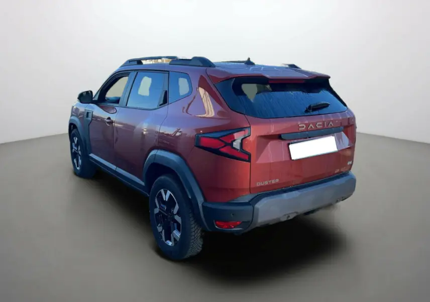 Vue 3/4 arrière droite du Dacia Duster 2024 brun terracotta avec jantes noires et détails noirs contrastants.