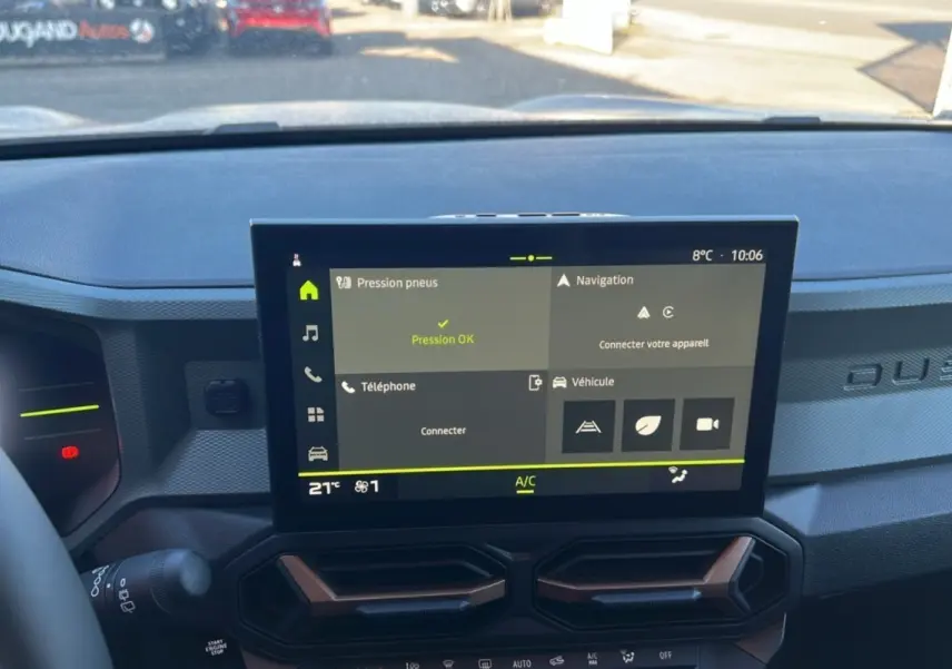 Écran tactile central du tableau de bord du Dacia Duster 2024 avec interface de contrôle et ventilation intégrée.