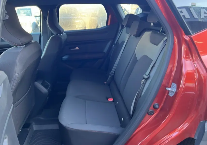 Vue intérieure côté droit des sièges arrière du Dacia Duster 2024 brun terracotta, version New TCe 130 4x4 Extreme City.