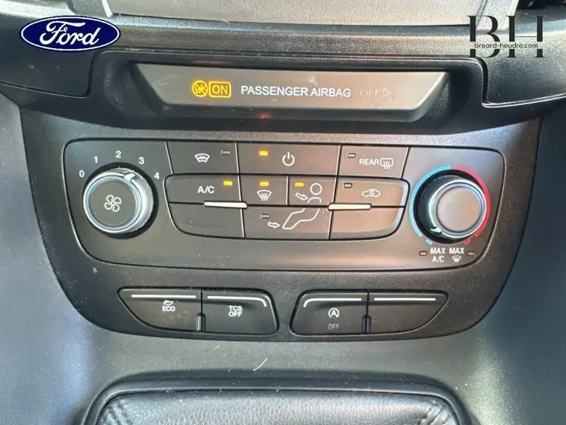 Gros plan sur la console centrale du Ford Transit Connect L2 1.0E 100ch Trend 2021, montrant les commandes de climatisation et sécurité.