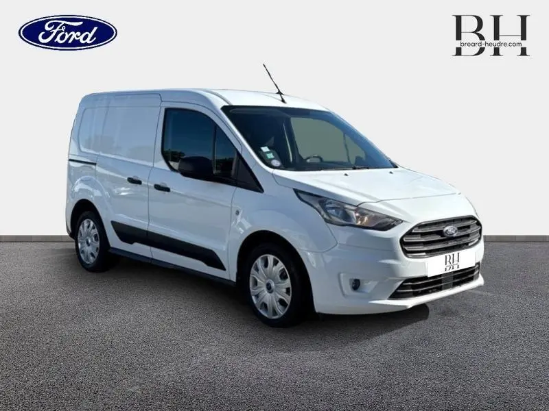 Ford Transit Connect L2 1.0E 100ch Trend blanc glacier en 3/4 avant droit avec boucliers couleur caisse et vitres teintées
