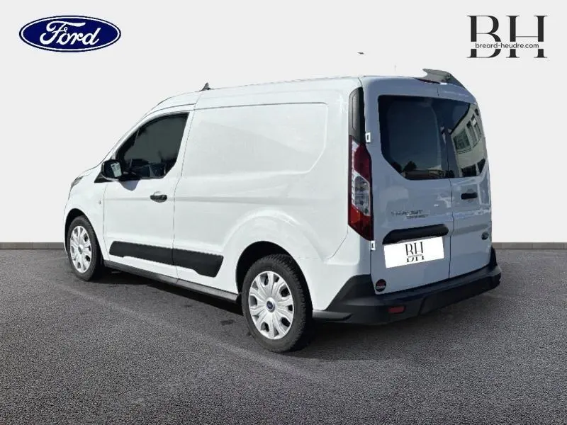 Vue 3/4 arrière droite d'un Ford Transit Connect blanc glacier avec portes arrière doubles et protections latérales noires.