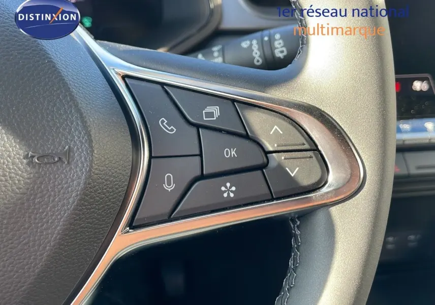 Gros plan sur les commandes multifonctions à droite du volant du Renault Captur gris rafale métal avec toit noir.