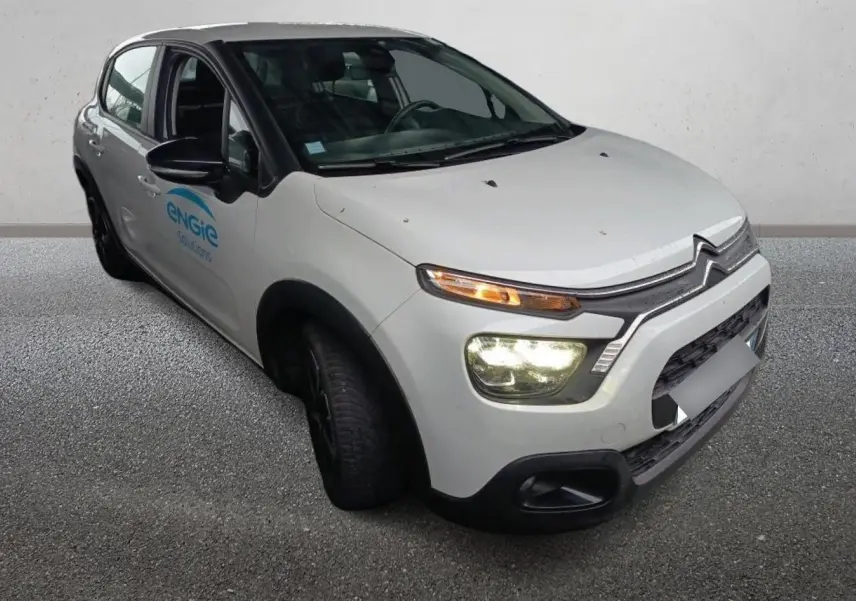 Vue 3/4 avant droit d'une Citroën C3 Société blanche avec logo Engie sur la porte avant.