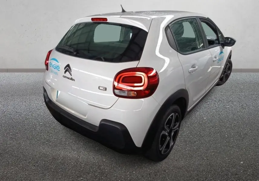 Vue 3/4 arrière droite d'une Citroën C3 Société blanche avec logo Engie sur porte arrière, feux arrière allumés.