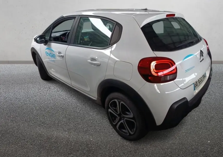 Vue 3/4 arrière droite d'une Citroën C3 Société blanche avec logo Engie sur la porte avant.