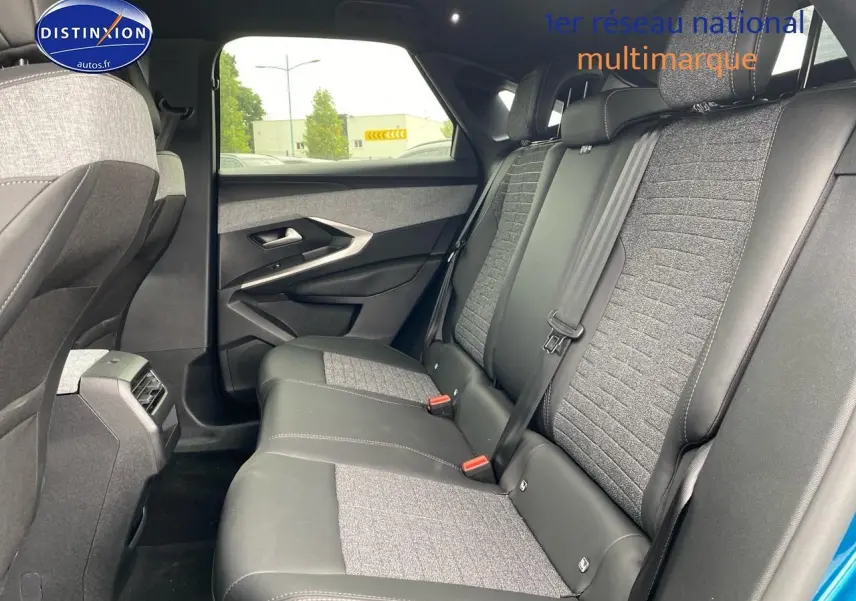 Vue côté droit de l’habitacle arrière du Peugeot 3008 bleu, montrant la banquette bicolore en tissu et cuir.