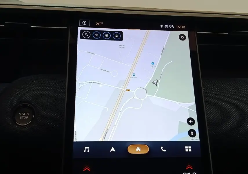 Écran tactile central affichant la navigation 3D dans l’habitacle d’une Citroën C5 Hybride 2026.