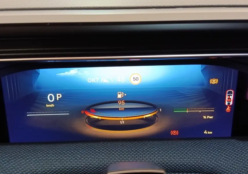 Affichage numérique du combiné d'instruments de la Citroën C5 Hybride 145ch, avec jauge de carburant et indicateurs de puissance.