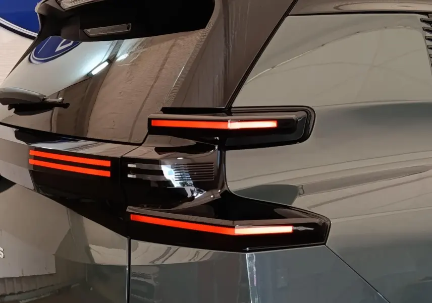 Gros plan sur les feux arrière LED rouges du côté gauche d'une Citroën C5 hybride verte 2026.