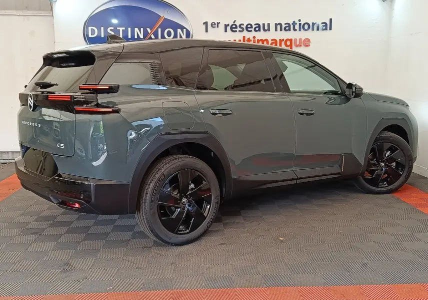 Vue 3/4 arrière droite du Citroën C5 Aircross hybride vert avec jantes noires et feux arrière LED distinctifs.