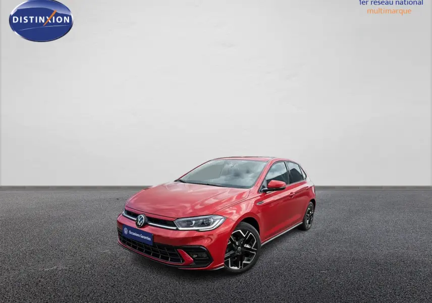Volkswagen Polo rouge métallisé vue 3/4 avant droit avec jantes alliage 17 pouces sur fond neutre.