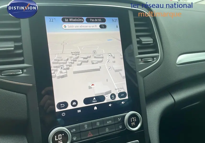 Écran tactile central avec navigation GPS dans l’habitacle noir d’une Renault Mégane Break gris Highland Metal 2024.