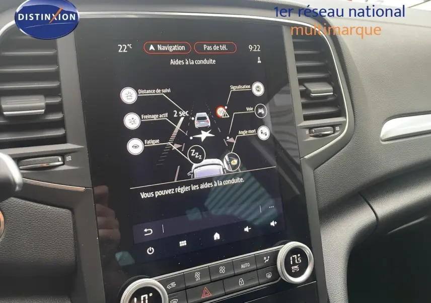 Écran tactile central de la Renault Mégane Break 2024 affichant les aides à la conduite dans un intérieur noir.