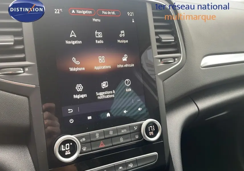 Vue intérieure centrée sur l'écran tactile du tableau de bord de la Renault Mégane Break 2024 finition TECHNO.