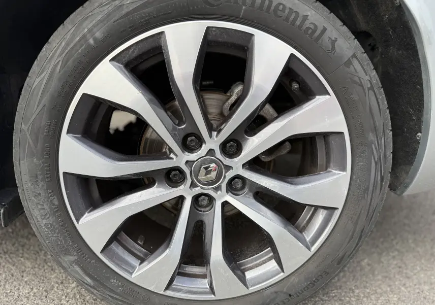 Gros plan sur la jante alliage bicolore de la Renault Mégane Break gris Highland Metal 2024, avec logo central Renault.