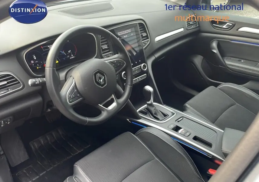 Intérieur de la Renault Mégane Break 2024, vue côté conducteur sur le tableau de bord et la console centrale noire.