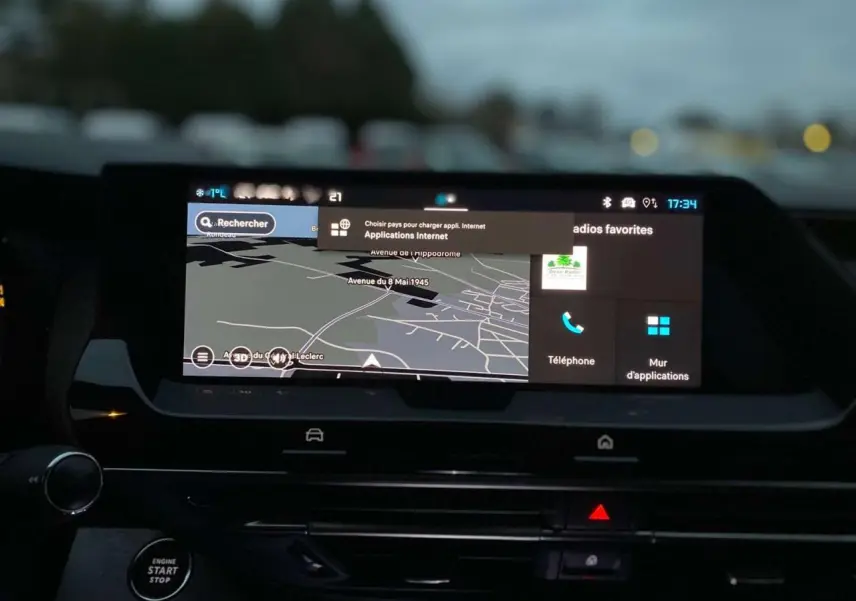 Tablette tactile de navigation allumée dans l'habitacle du Citroën C5 X gris Artense, vue du tableau de bord central.