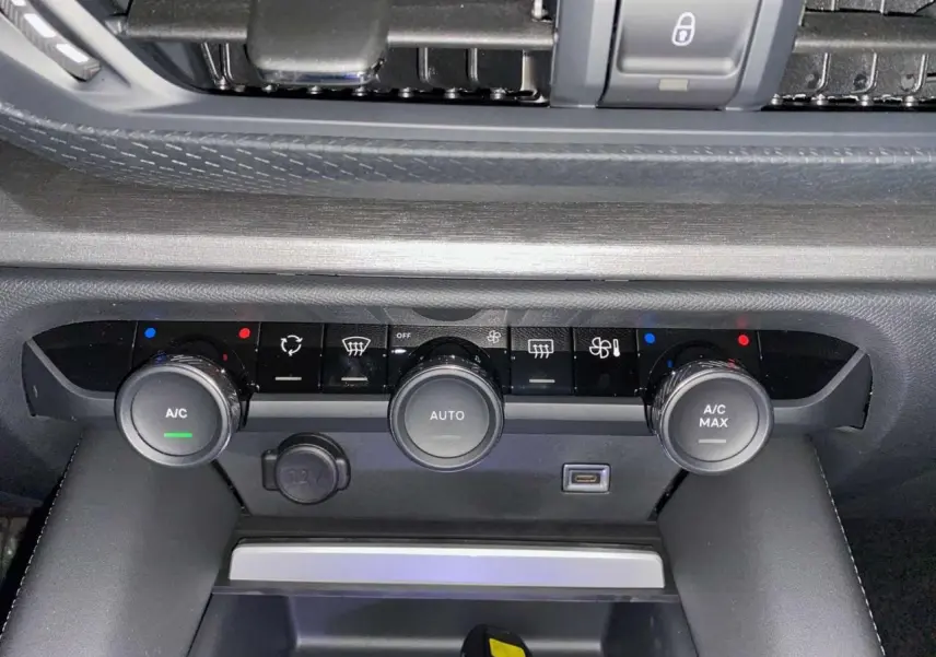 Commandes de climatisation automatique bizone avec boutons rotatifs et prises USB dans une Citroën C5 X 2023.